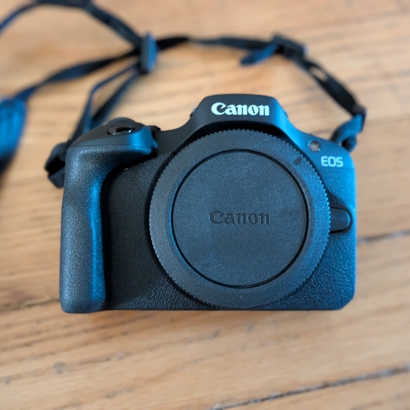 Canon R100 with RF50mm Lens and RF-S55-210mm Lens - Picture 2 of 5